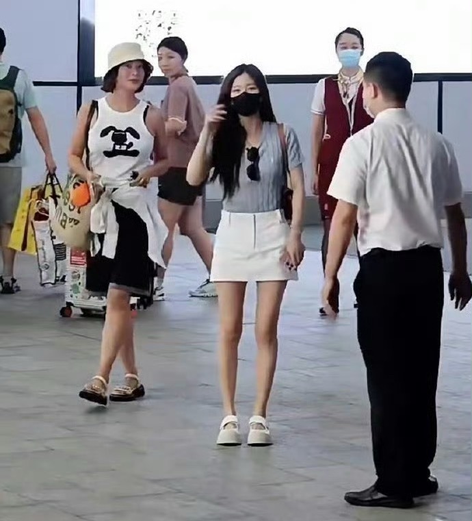 我说赵露思是矮个子嘛，你们还不信[捂脸哭]​​​​