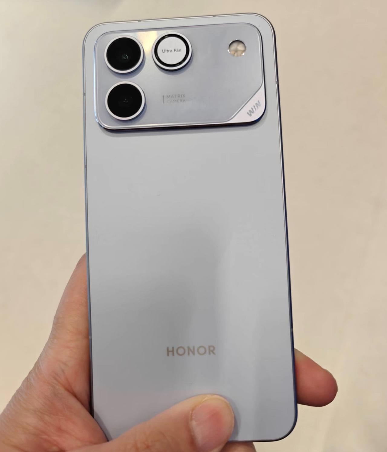 谁懂天天带充电宝的痛！这台三千块的手机终结了充电宝。荣耀WINRT凭借10