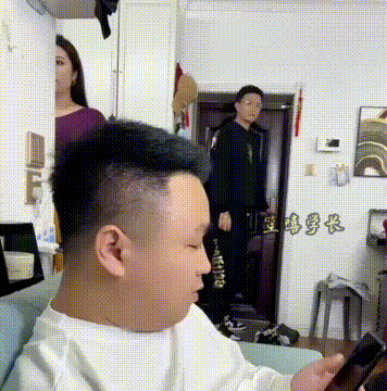 小伙兄弟来他家，两人躺那一对比，自己媳妇心都要死了！