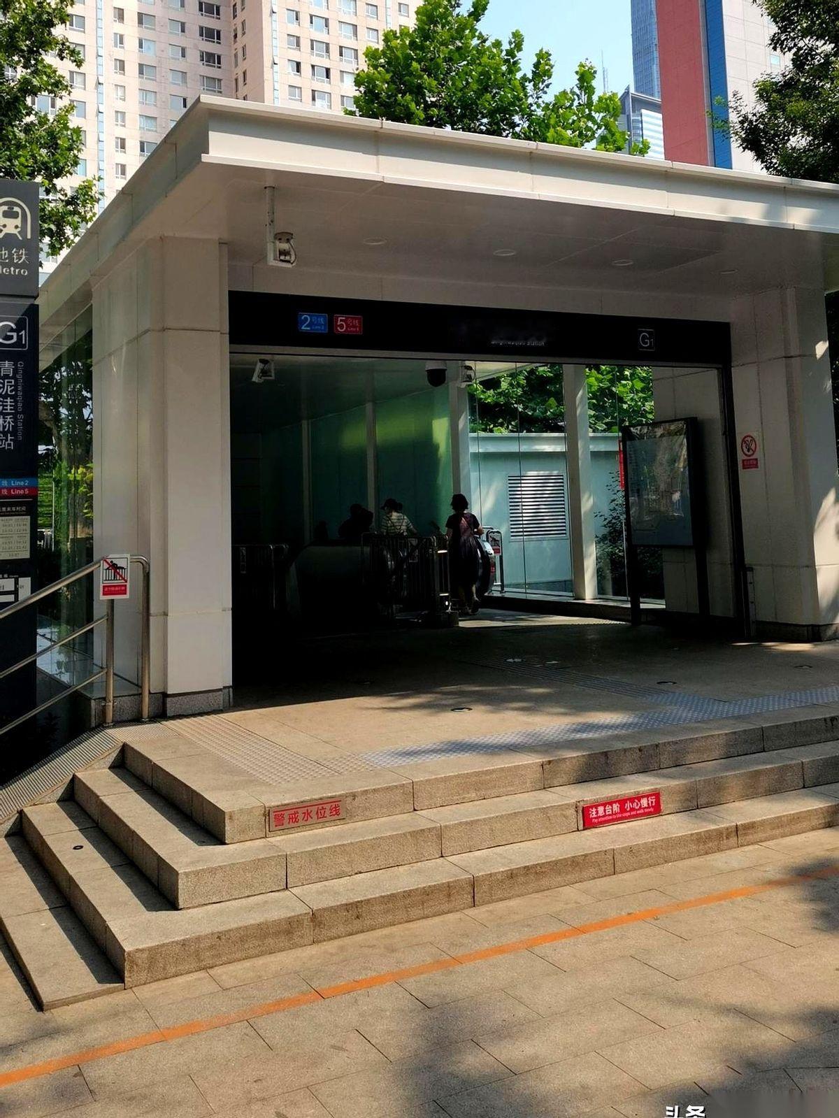 头顶还是熙熙攘攘的商圈和街头小吃的叫卖，但只要你一脚踏进大连地铁5号线青泥洼桥站