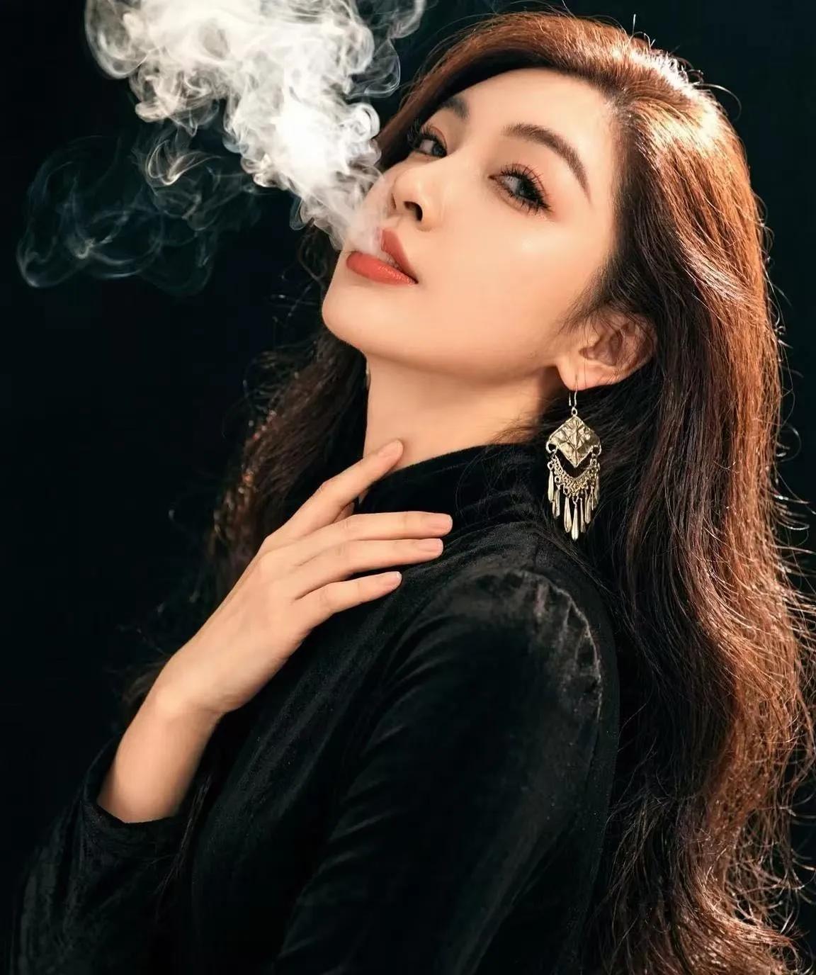 这女人要是胖呢，别人会笑话她，你比猪还能吃能睡啊！这女人要是瘦呢，瘦的像个纸片