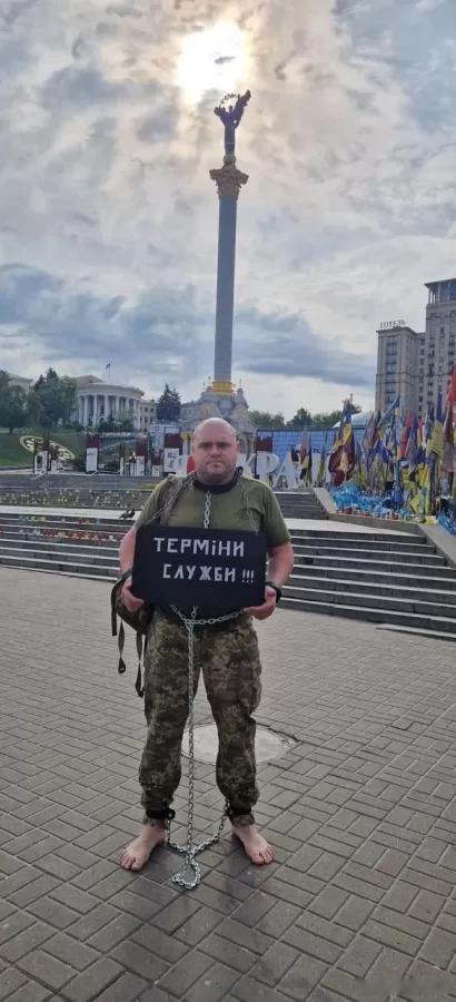 一名乌克兰士兵在基辅独立广场抗争，称在乌克兰军队服役如同“沦为奴隶”，要求明确