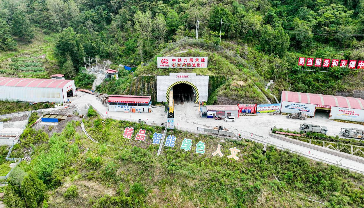 7月4日上午10点，四川达州宣汉县的南大巴山深处传来一声闷响——西渝高铁康渝段控