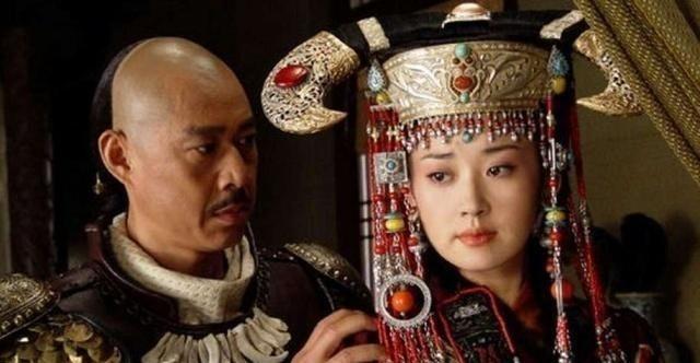 1635年，蒙古太后娜木钟归降后金。皇太极劝代善：“你就把娶了吧！”代善却嗤之以