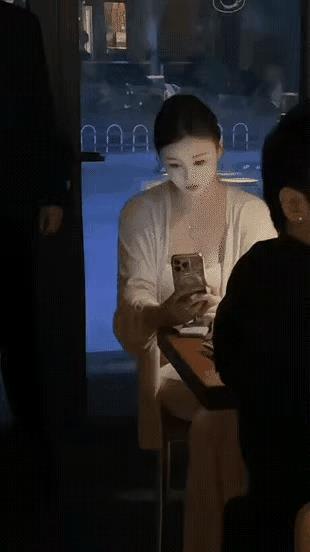这小姐姐应该还不错吧？老妹你相亲就相亲，老看我干哈？把我都整不会了[捂脸哭]
