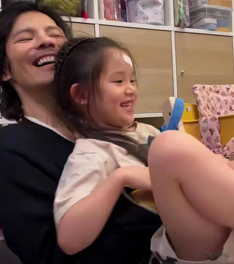 向佐6岁女儿太会长！相貌似混血儿像奶奶，出生即巅峰是全家团宠近期网友在北京