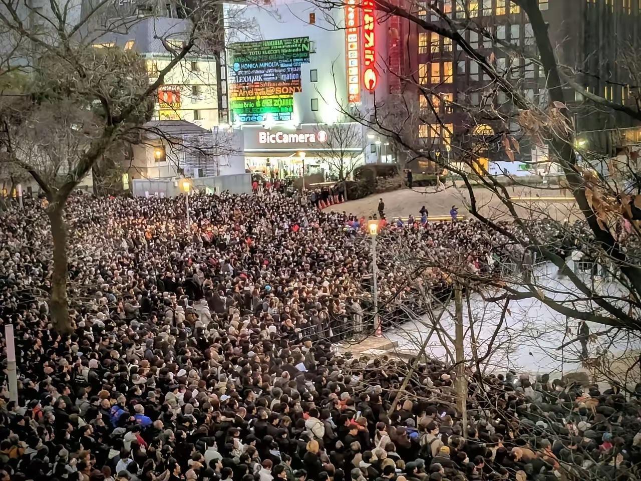 日本人狂热簇拥高市早苗的场面，直接唤醒了二战后被压制数十年的军国幽灵，所谓大和魂
