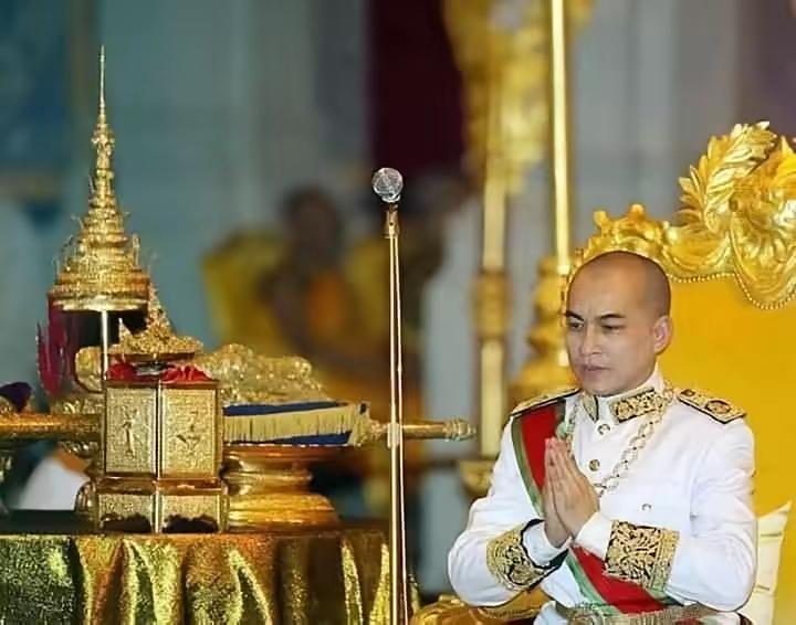 王冠之下，慈悲为怀——记柬埔寨国王诺罗敦·西哈莫尼在东南亚的政坛风云中，柬埔