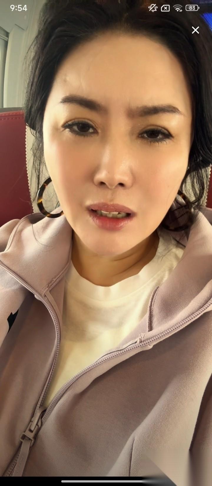 放下姐终究还是后悔了。这段时间，她在重庆某主播的直播间刷了大量礼物。一直以为付出