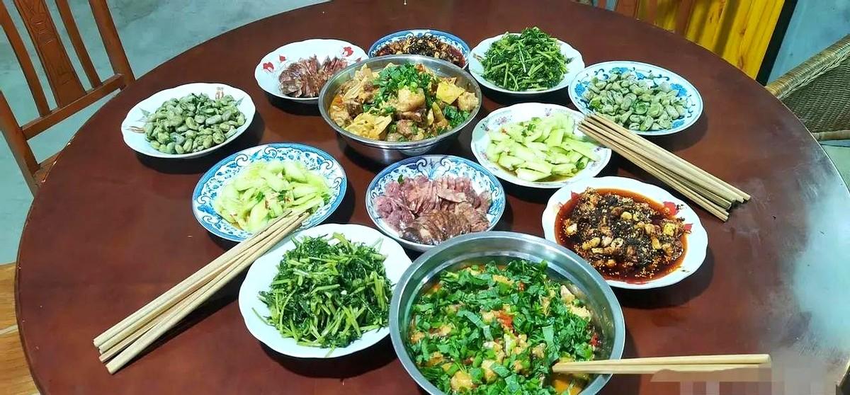 昨天亲家和亲家母一起来我们家看孙子，昨天家里一共7个人吃饭，我就做了这满满一大桌