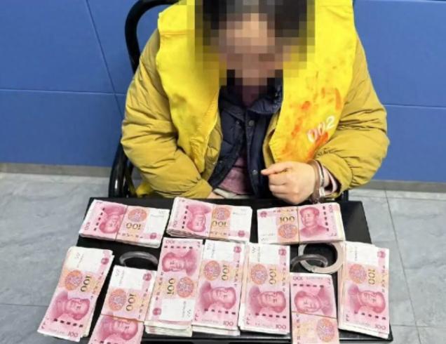 4月24日，上海，有一对年过90岁，腿脚也不便的老夫妻，每月退休金都取回来，把现