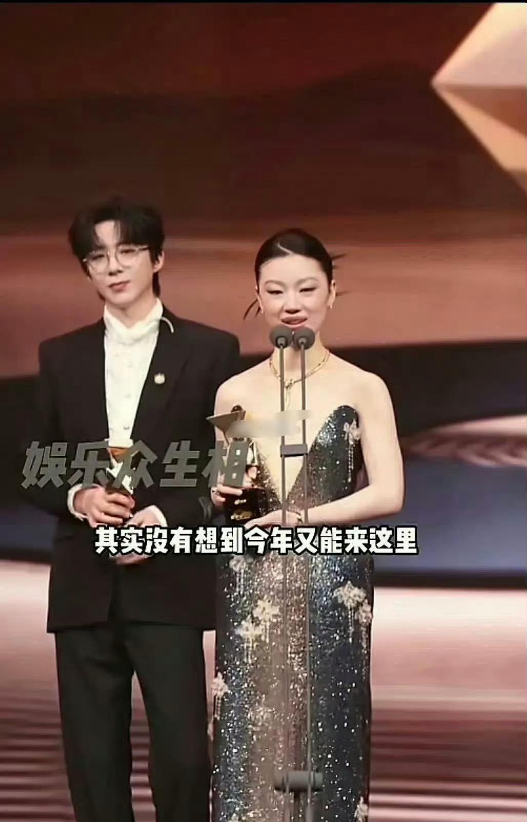 单依纯：其实没有想到今年又能来这里。镜头扫过她那一身亮片紧身裙，勒得像个裹尸