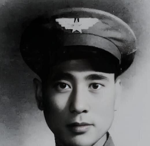 1949年2月，一架飞机在解放区坠落，当解放军赶到时，飞行员指着舱门说：“这里面