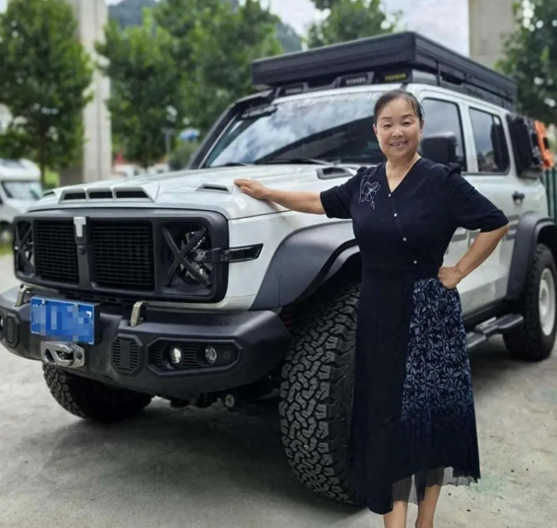 最近刷到不止一篇攻击苏敏的小文章，评论区里更是骂声一片。不禁纳闷，一个年届60岁