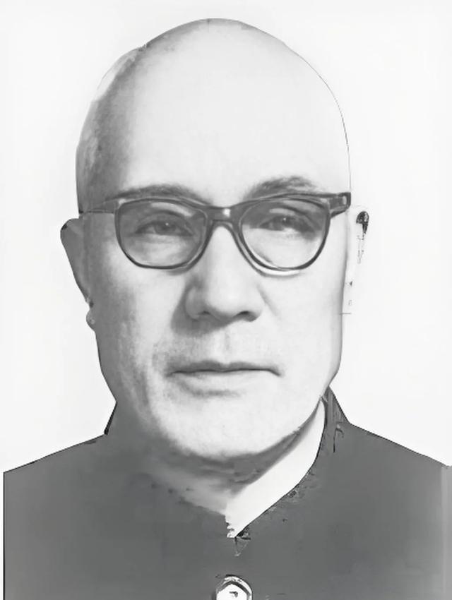 毛主席在一次游泳过后不慎患上重感冒，经介绍求助一位老中医，但那位中医却说：“必须