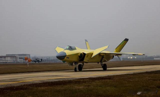 六代机都没用？美媒：F-22是2026年最好的战斗机，比歼-20强太多。当六代机