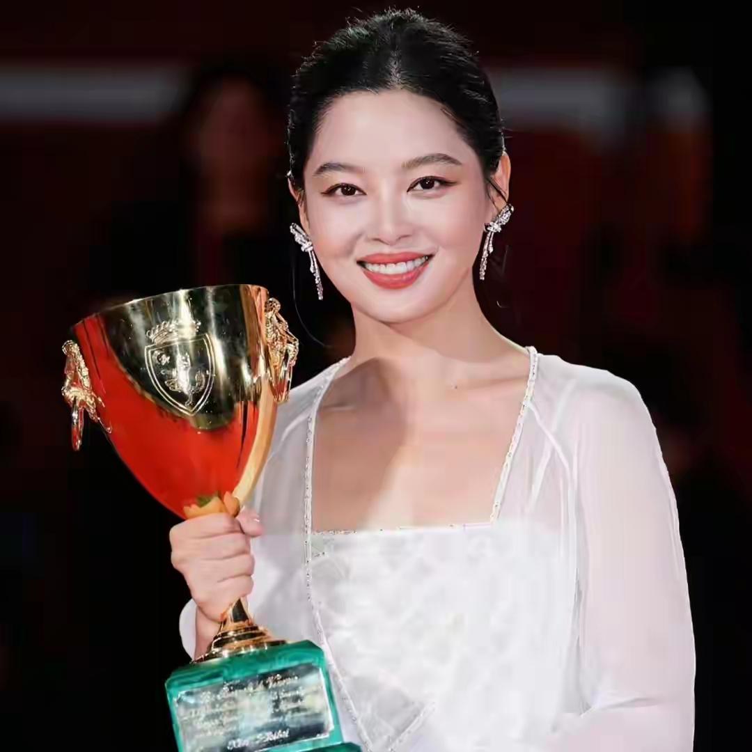 威尼斯电影节的奖杯真难看。不符合现在年轻人的审美。香港的金像奖和台湾的金马奖都比