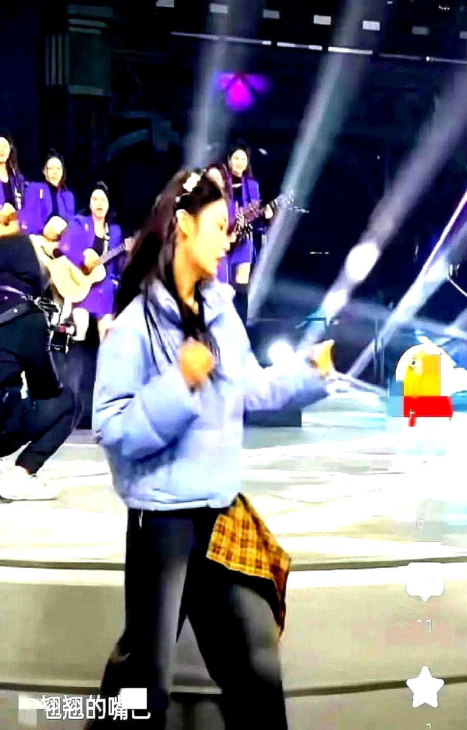 郭有才伴舞李佰万，被全网喊话：脱掉阔腿裤，换上鲨鱼裤！你想想，人家当初火靠