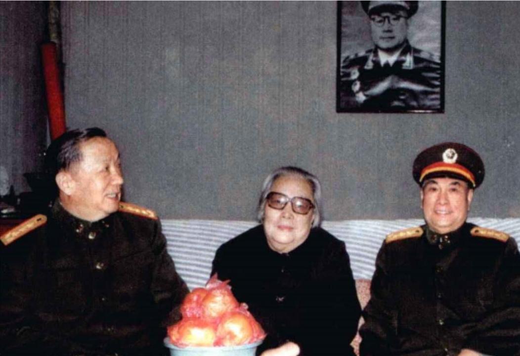 一张老照片里，两位军委副主席左右站立，肩章上将星闪耀。可中间那位瘦小的老太太，才