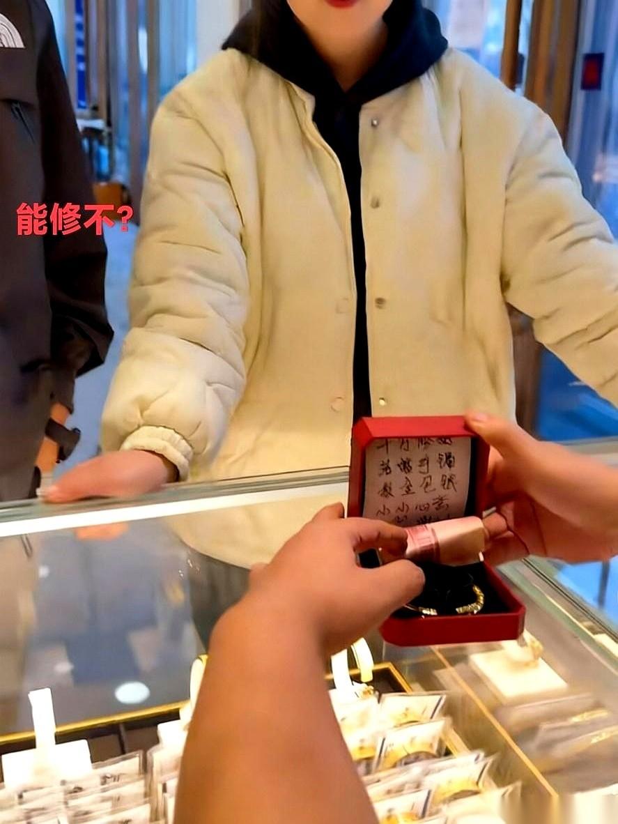 辽宁一家金店，男人把首饰盒推过来，语气很平淡：“结婚时的手镯，磕坏了，想修。”