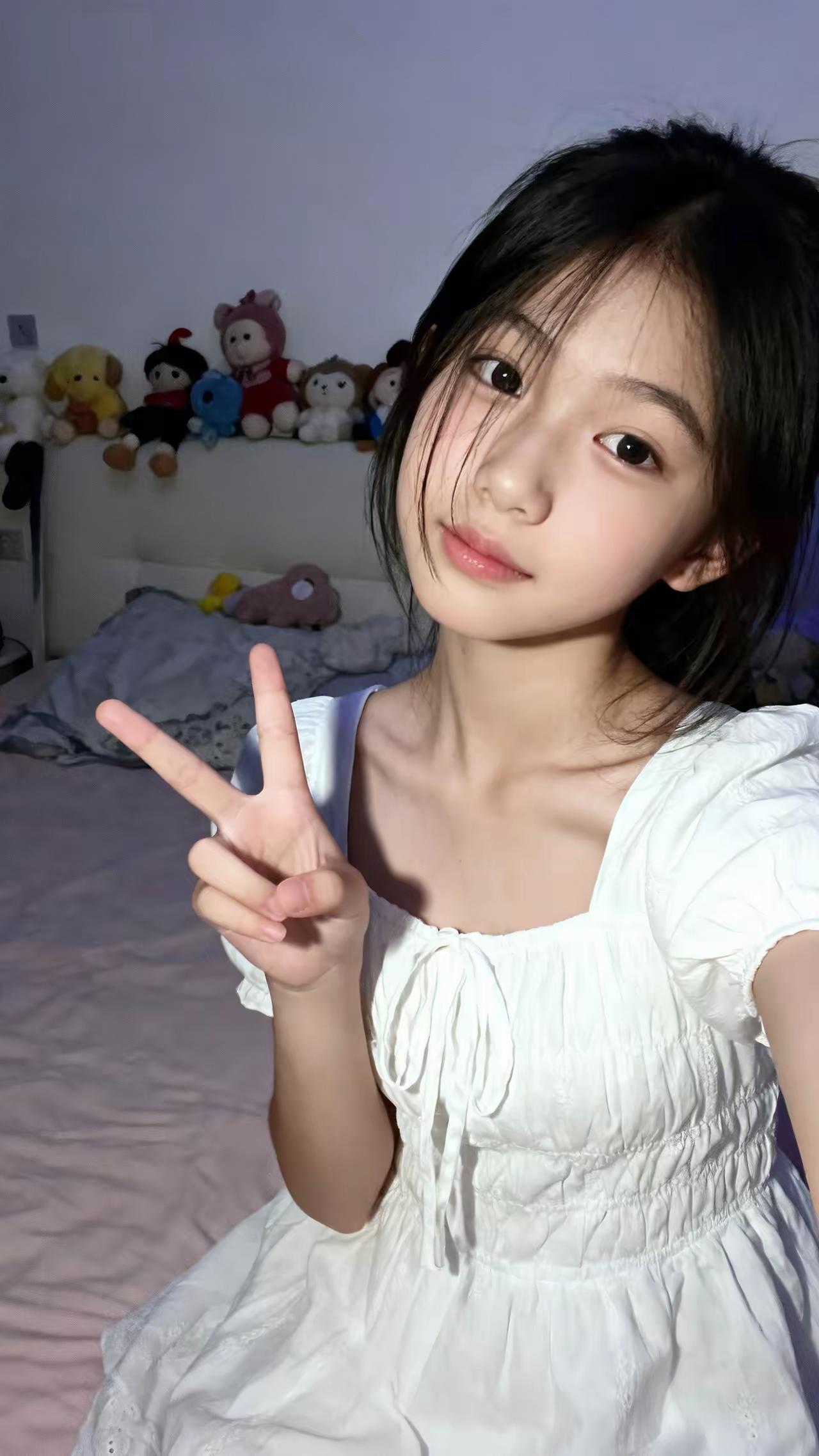 学生党不用买补光灯，靠窗自拍就能出片！选下午3-5点的“黄金光线”，侧身坐在窗边