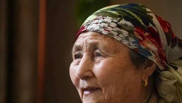 1977年，新疆妇人阿尼帕在街上看到一个11岁的汉族女孩，衣衫破旧的她正在