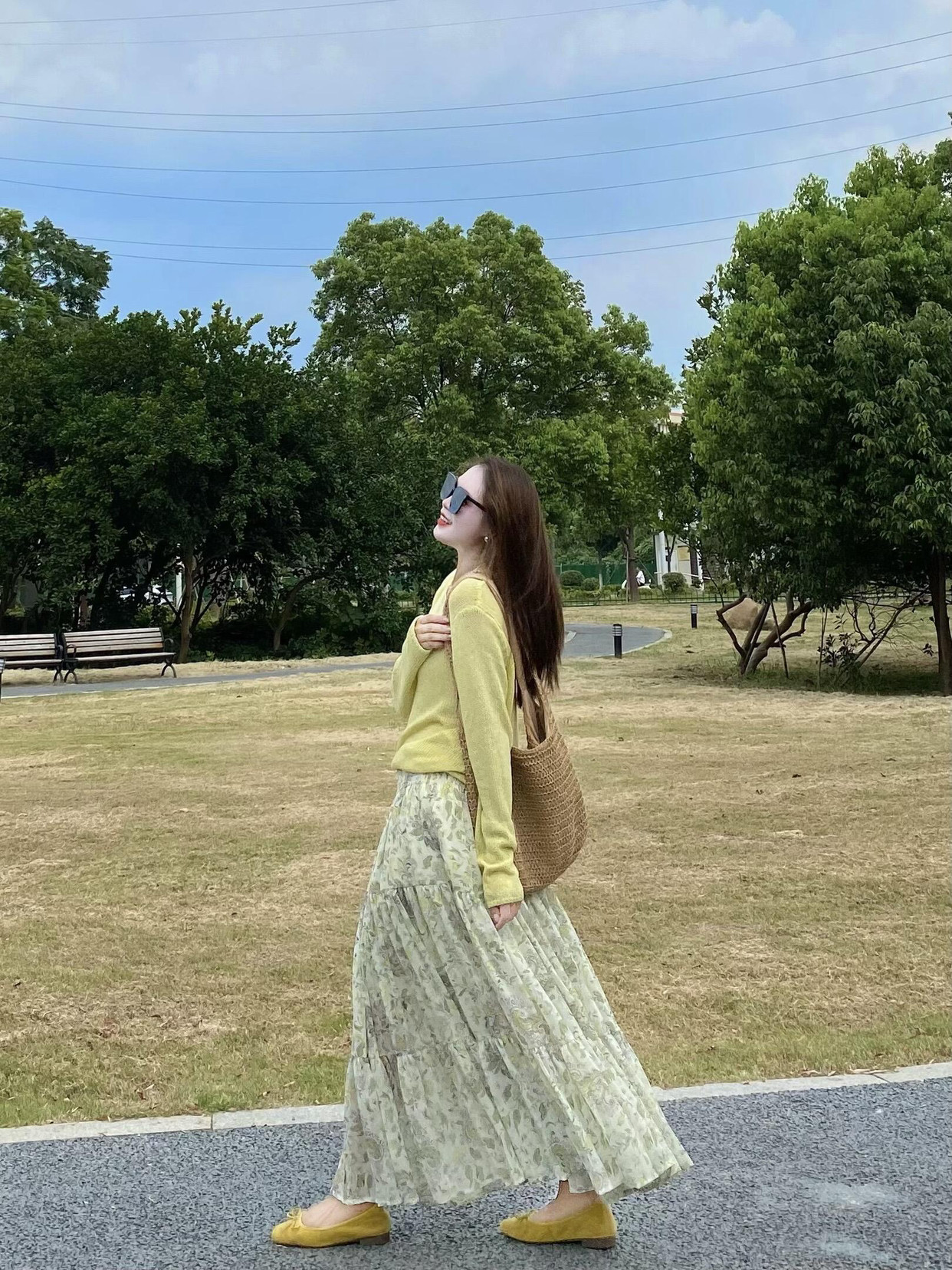 秋天就是要穿碎花裙呀，到脚踝附近的A字裙显瘦又温柔。非常喜欢这种轻薄的材质，搭配一条淡黄色的针织衫，