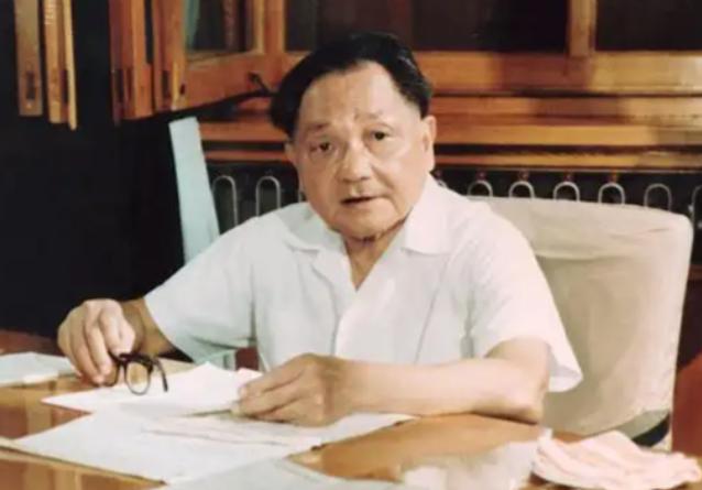 很多人今天回头看上世纪九十年代，总容易产生一种错觉，仿佛中国的发展一路顺风顺水。