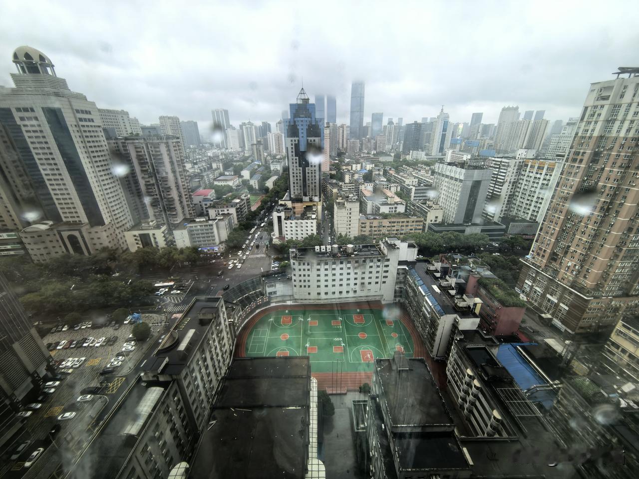 长沙的高楼屋顶在雨中不见了吗？6月7日，据说闷热了一天的长沙终于迎来了梅雨季。