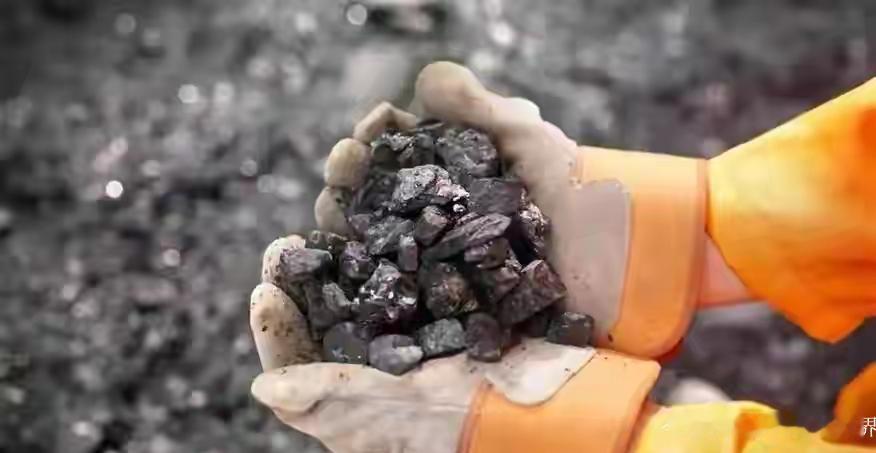 俄罗斯最近在稀土圈放了狠话:绍伊古亲自牵头,砸7000亿卢布要建全产业链,还放话