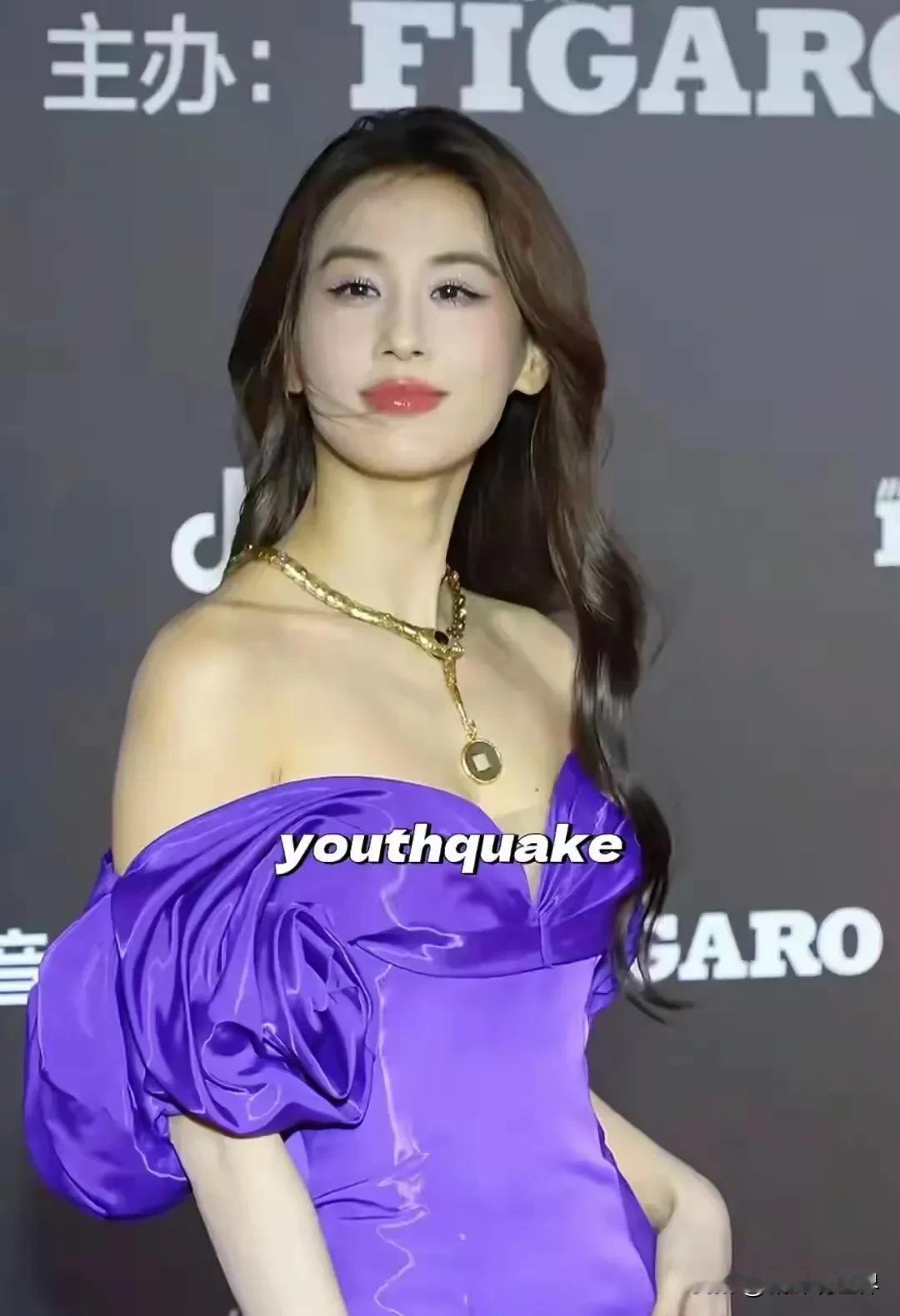 离婚后的黄圣依，仿佛脱胎换骨一般，自信又飞扬[爱心]离开了不对的人，不再精神
