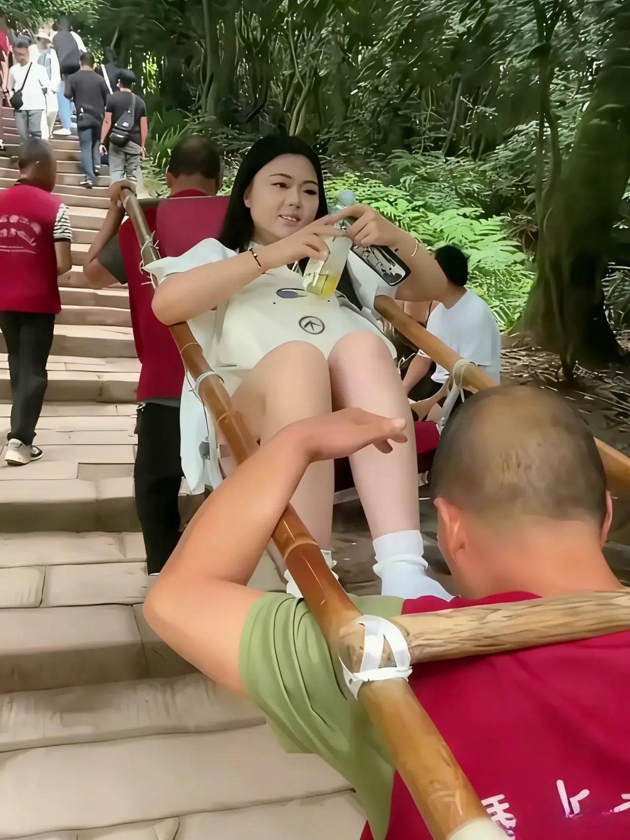 在后边抬娇子的大哥好惨，一直低头，身不由己，只能低头看路。你知道为什么吗？