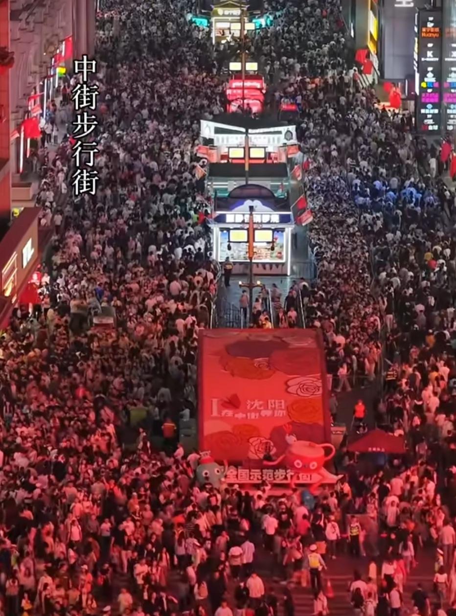 十一国庆假期的八种人：1：窝在家里就是不出门的人在家里除了吃就是睡，刷抖音看