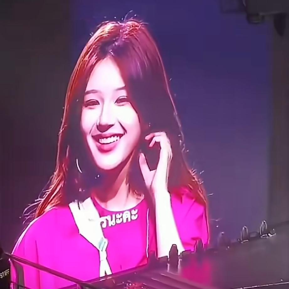 女明星公开自己来月经了，是要制造话题吗？女演员赵露思在泰国开演唱会时，跟现场观