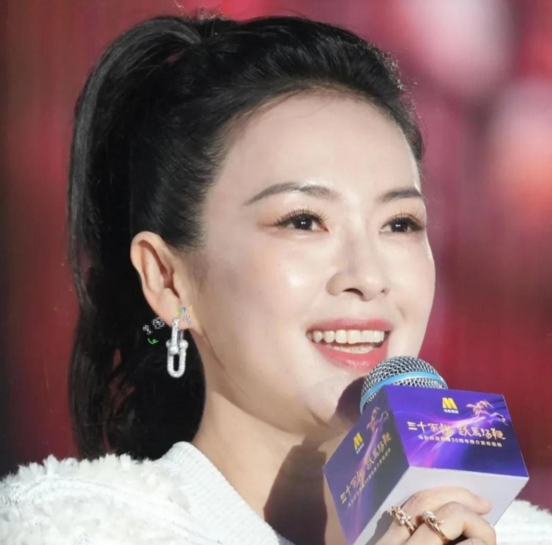 几乎全网都在讨论章子怡的脸。在圈内，章子怡有电影脸的美称，其脸型、五官、面部比