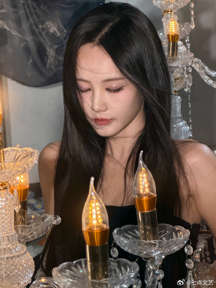 李一桐一面天使一面恶魔头纱轻笼是天使的圣洁，黑衣垂落是恶魔的桀骜，李一桐在两种