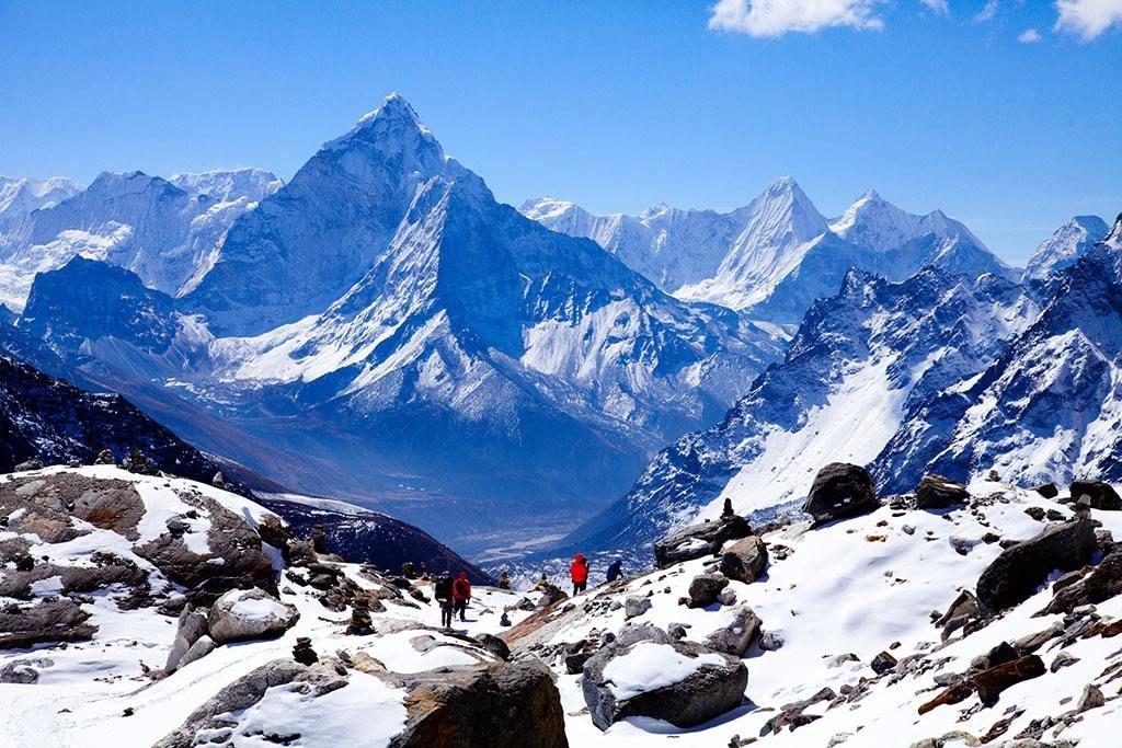 一直以为喜马拉雅山，是中国的天然屏障。后来我盯着地图看才发现，它更像一堵墙，把整