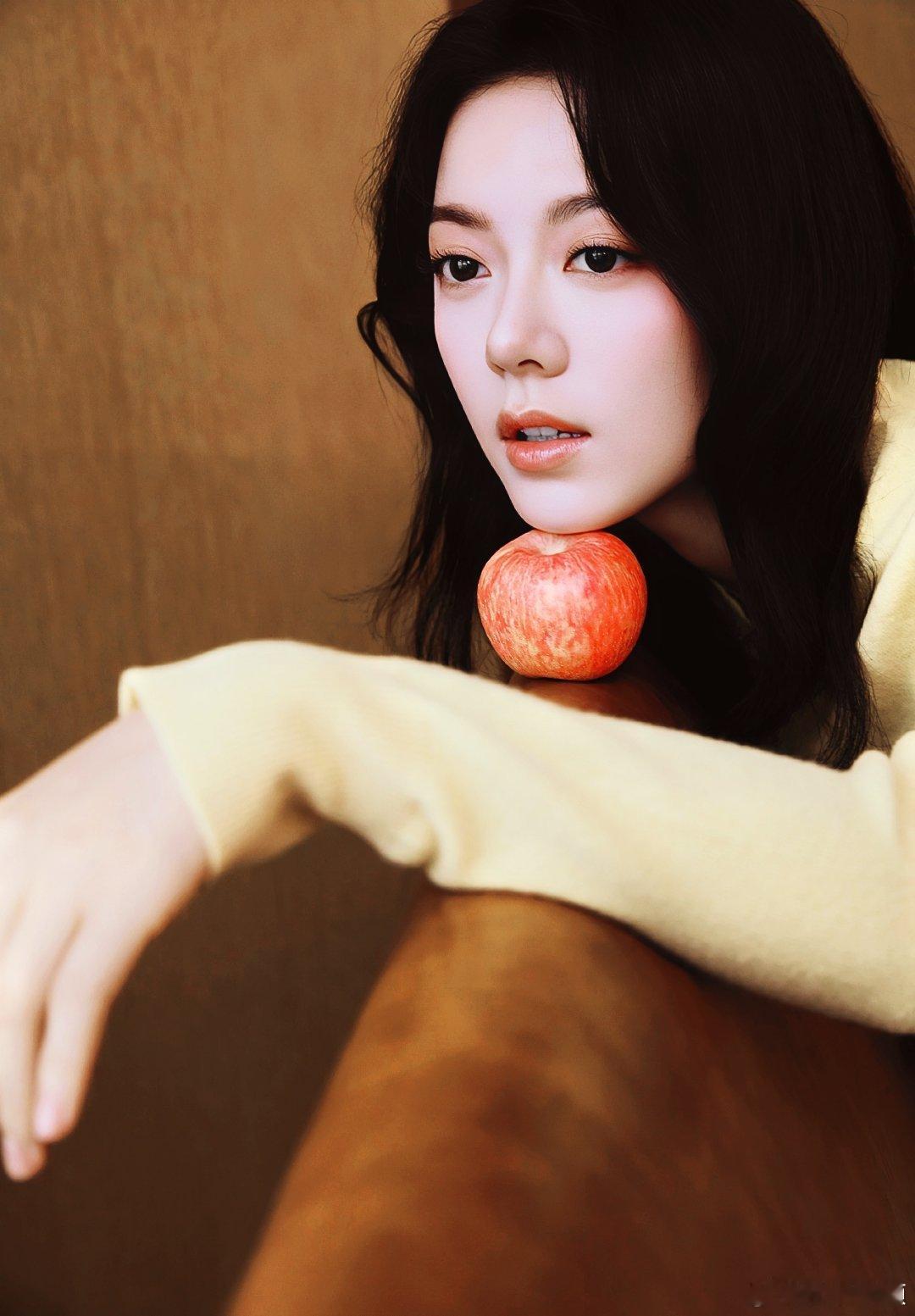 #赵今麦在暴雪时分#zjm#李沁赵今麦刘冲聚餐#花儿开了，小孩子们撒了欢儿的奔跑，生活慢慢，很美好。