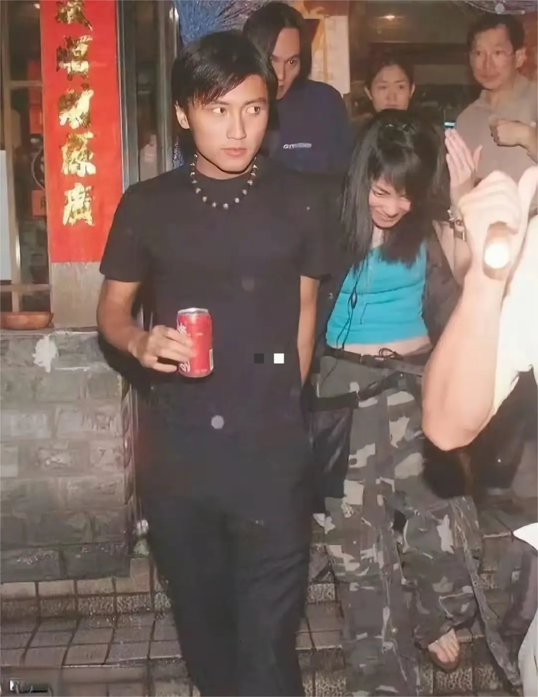 2003年，谢霆锋和王菲首次复合时的照片。