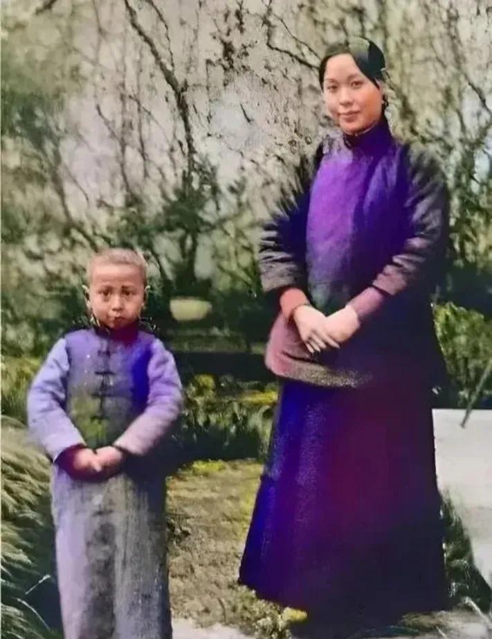 钱学森与母亲章兰娟的一张合影，一看就是知书达礼温柔贤惠的母亲。这时候的钱学森看