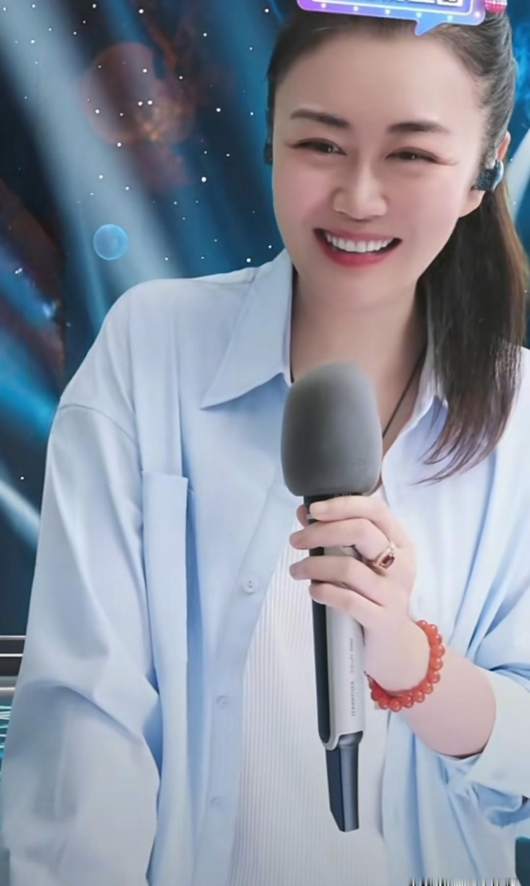 别人主播靠唱歌跳舞出名，她只靠一张嘴“唠嗑”，却能把“大哥”聊到单场豪掷百万。