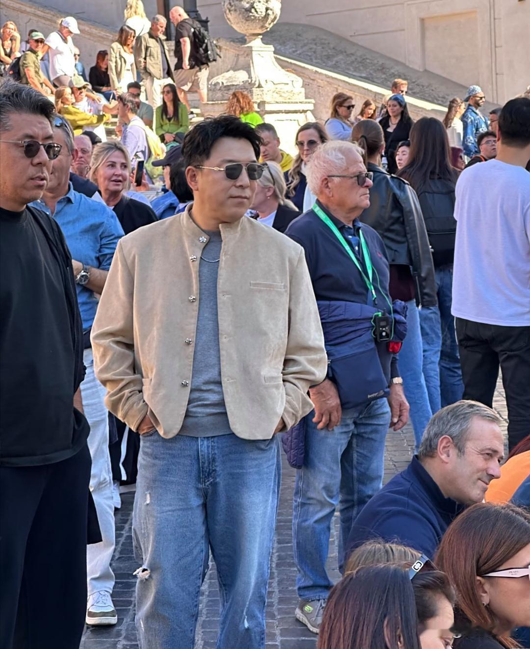 黄渤在罗马旅游被偶遇，他真人看起来又矮又胖，长相真的不好看，如果不是演技好，他应