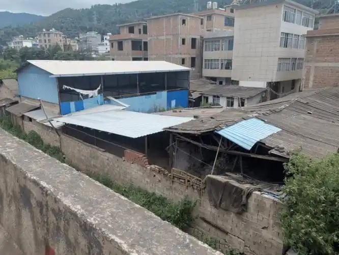 大理网民向市委书记留言投诉大理市建设西路某号院旁违建的问题，官方回复→大理市