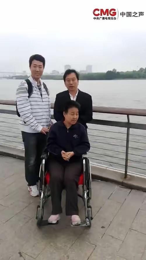 这个谎撒的太大了！近日，央视媒体曝光了上海一位警官，他竟然假扮山西一对老人的儿子