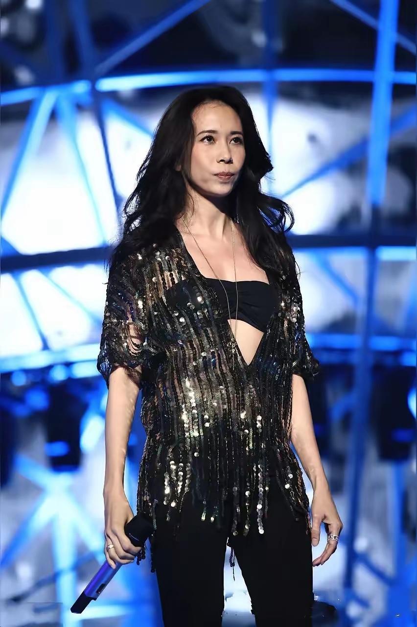 莫文蔚，若说她身材好，我完全赞同；可要是说她漂亮，我着实难以苟同。我始终未能发