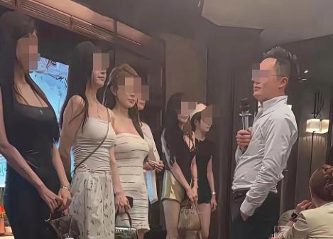 兰州有个KTV女员工，被包厢里两名男顾客叫去垫付了7958元消费款，说好了回头就