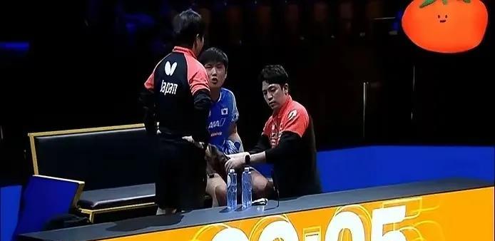 小伎俩一次又一次上演，张本智和在世乒联大满贯赛瑞典站，又在关键遇到比分上演“医疗