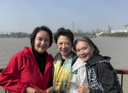 宋晓英和王馥荔这两位演员，都是属于年轻时候颜值不惊艳的女明星，虽然没有打扮，穿着