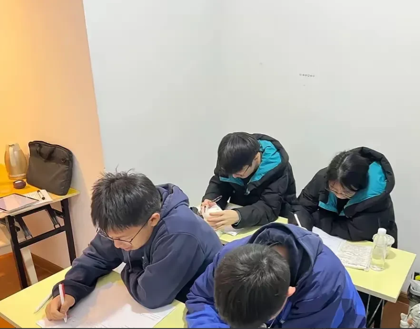 尖子班班主任的肺腑之言，应该早点告诉孩子：​1.第一句、第一：初中三年不玩手机