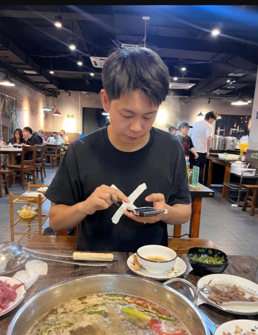女子跟一名医生相亲，吃饭时，对方总是看手机。女子就觉得医生没看上她，就和医生说，